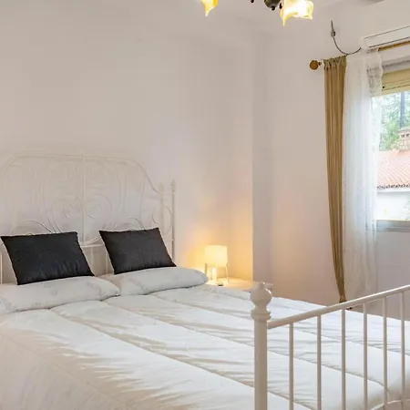 Apartament Stunning In With Outdoor Swimming Pool, Wifi And 1 Bedrooms